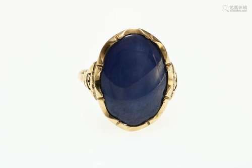 Gouden ring bezet met blauwe saffier