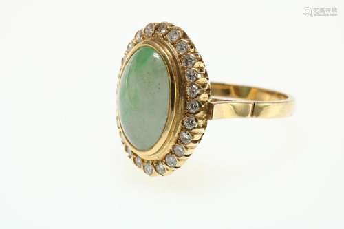 Geelgouden ring bezet met cabochon jade