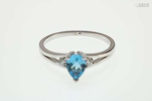 Witgouden ring bezet met blauwe topaas