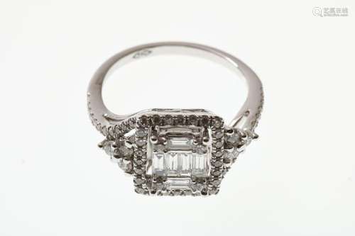 Witgouden ring bezet met diamanten