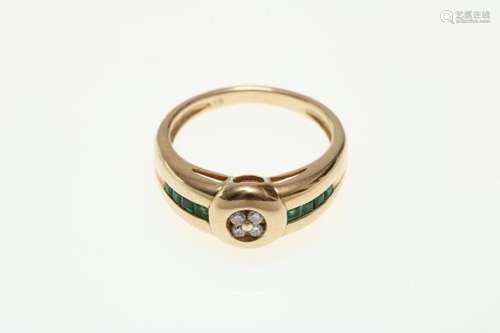 Gouden bandring met smaragd en diamant