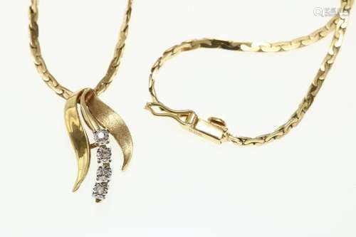 Gouden collier waaraan hanger