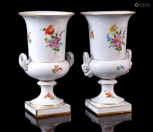 2 porcelain coupes