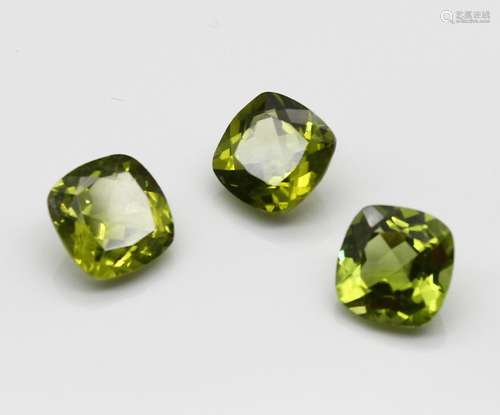 3 lose Peridots zus. ca. 9.50 ct