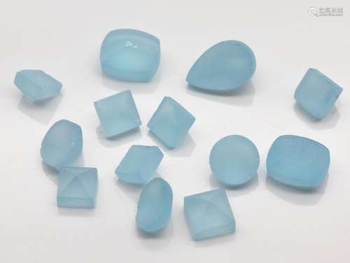 Lot Blautopas Rohsteine (beh.) zus. ca. 920 ct