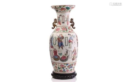 A large Chinese Wu Shuang Po vase, Qing, 19th century, paint...