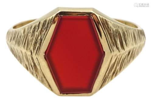 9ct gold carnelian signet ring with textured shoulders