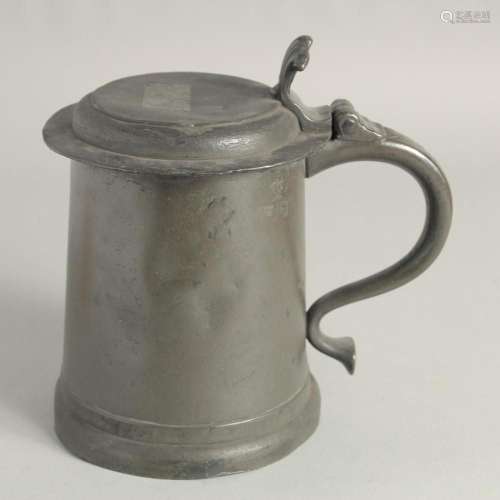 AN EARLY PEWTER LIDDED TANKARD AND COVER 6ins