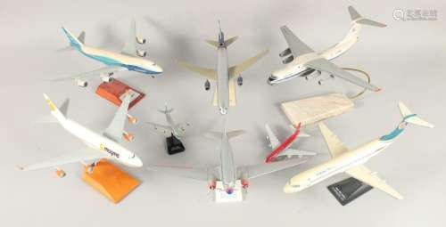 A COLLECTION OF EIGHT PLASTIC AND METAL AEROPLANES.
