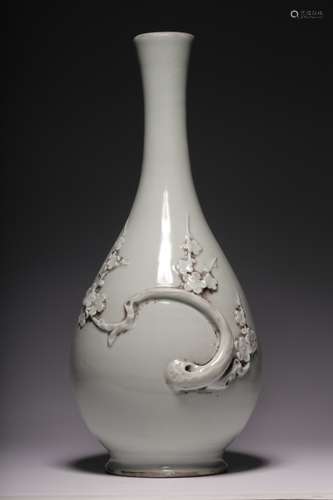 White glaze piled plastic plum pattern long-necked vase