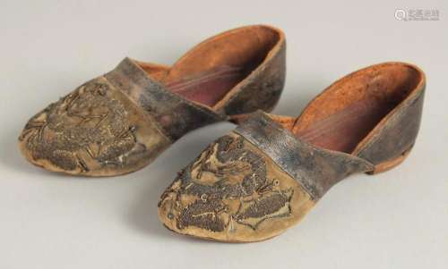 A SMALL PAIR OF 17TH CENTURY LEATHER SHOES.