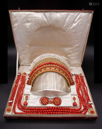 Large Napoleonic parure made of Mediterranean coral, gold an...