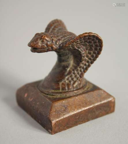 A JAPANESE BRONZE SNAKE SEAL.