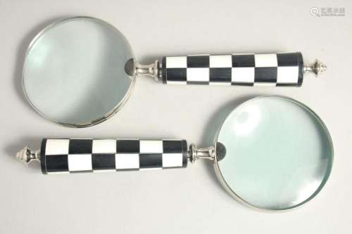A PAIR OF MAGNIFYING GLASSES with chequered handles (2).