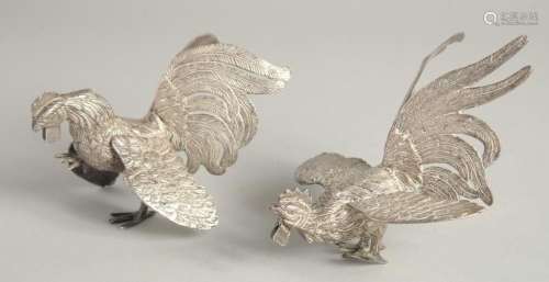 A PAIR OF FIGHTING COCK TABLE ORNAMENTS. 5ins high.