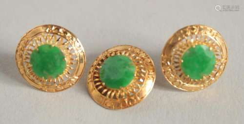 A PAIR OF 22CT GOLD JADE SET STUD EARRINGS AND PENDANT.