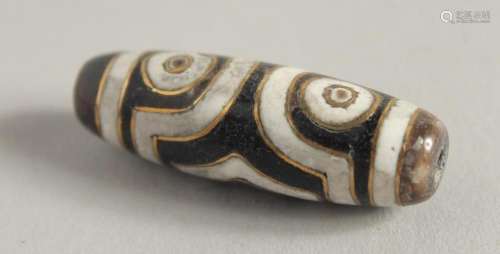 A GOLD AND AGATE DZI BEAD. 1.25ins