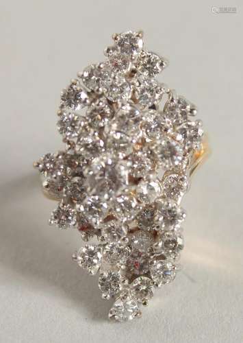 A GOOD 14CT GOLD DIAMOND CLUSTER RING.