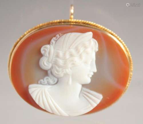 A GOLD HARDSTONE CAMEO BROOCH. 1.5ins.