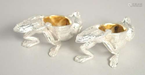 A PAIR OF SILVER PLATED FROG SALTS.
