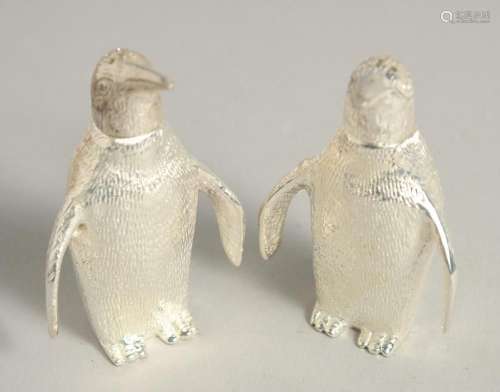 A SMALL PAIR OF SILVER PLATED PENGUIN SALT AND PEPPERS.
