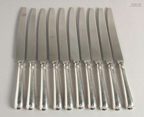 A SET OF TEN SILVER HANDLED TABLE KNIVES.