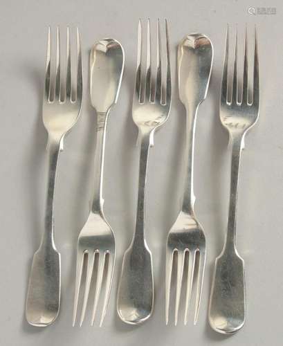 FIVE VARIOUS SILVER FIDDLE PATTERN DESSERT FORKS. Weight 7oz...