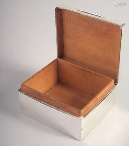 A PLAIN SILVER CIGARETTE BOX AND COVER. 3.5ins. London, 1903...