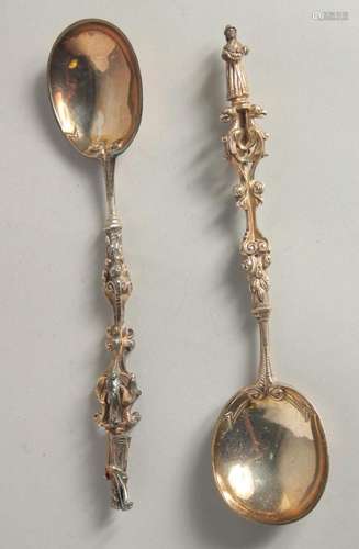 A PAIR OF APOSTLE SPOONS