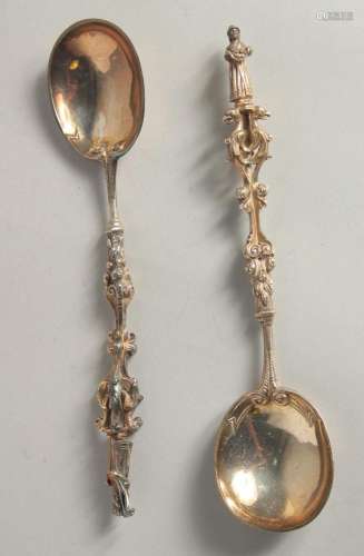 A PAIR OF APOSTLE SPOONS