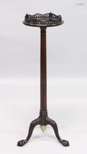 A GOOD GEORGIAN STYLE MAHOGANY TRIPOD STAND the top with pie...