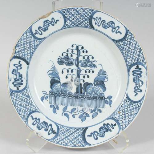 AN 18TH CENTURY BLUE AND WHITE TIN GLAZE CHARGER (A/F). 12in...