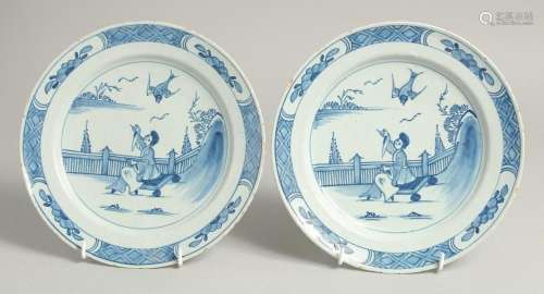 A GOOD PAIR OF 18TH CENTURY BLUE AND WHITE PLATES with Chine...
