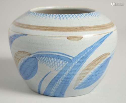 AN EARLY SUSIE COOPER CIRCULAR POTTERY BOWL. Signed / 1932. ...