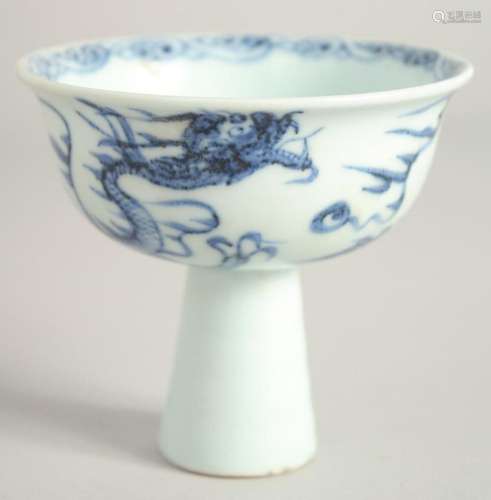 A CHINESE BLUE AND WHITE STEM CUP. 4ins diameter.