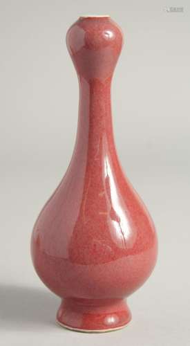 A SMALL CHINESE ONION SHAPED VASE.