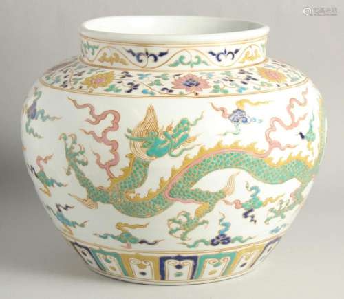 A VERY LARGE CHINESE SANCAI PORCELAIN JAR, decorated with dr...