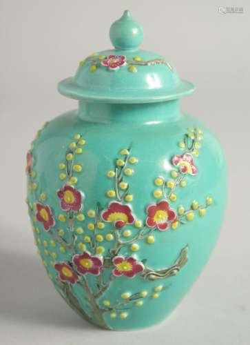 A SMALL CHINESE TURQUOISE GLAZE JAR AND COVER.