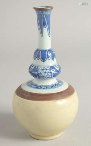 A SMALL CHINESE TWO-TONE BLUE AND WHITE PORCELAIN VASE. 17cm...