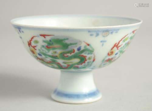 A SMALL CHINESE THREE-COLOUR PORCELAIN STEM CUP.