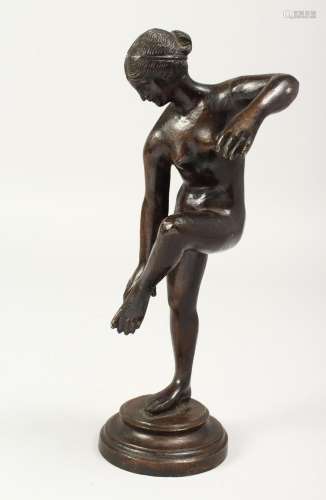 A 19TH CENTURY BRONZE STANDING NUDE on a circular base. 10in...
