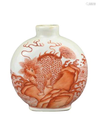 A CHINESE PORCELAIN SNUFF BOTTLE, 18/19TH CENTURY. Of flatte...
