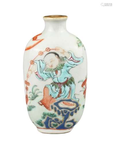 A CHINESE PORCELAIN SNUFF BOTTLE, LATE 19TH CENTURY. Decorat...