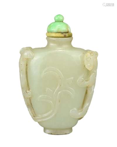A CHINESE JADE SNUFF BOTTLE, QING DYNASTY. Carved with chilo...