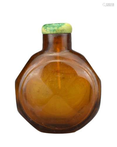 AN AMBER FACETED GLASS SNUFF BOTTLE, QING DYNASTY. The amber...