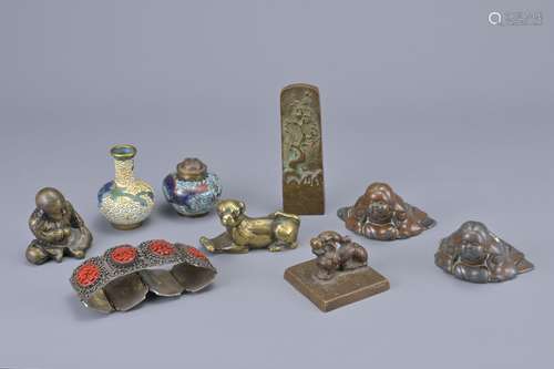 A GROUP OF CHINESE AND JAPANESE MIXED METAL ITEMS. Comprisin...