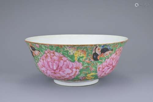 A CHINESE FAMILLE ROSE PORCELAIN BOWL, 19TH CENTURY. Decorat...