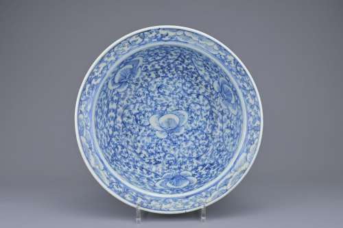 A CHINESE BLUE AND WHITE PORCELAIN BASIN, 19TH CENTURY. Deco...