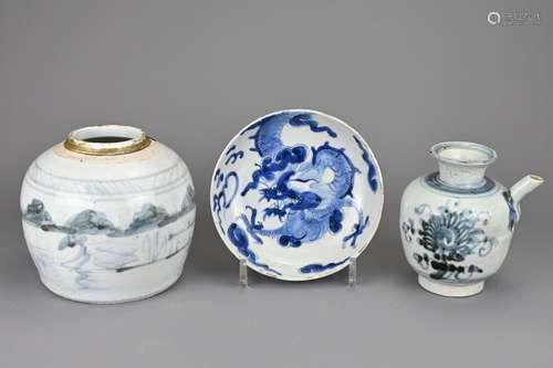 THREE CHINESE BLUE AND WHITE PORCELAIN ITEMS, 17/18TH CENTUR...