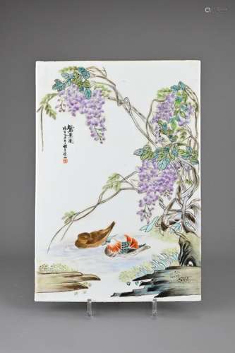 A VINTAGE CHINESE PAINTED PORCELAIN TILE, 20TH CENTURY. Depi...